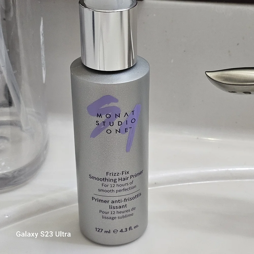 NEW. Monat Frizz Fix Smoothing Hair Primer